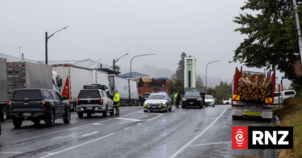 Weather: Local farmers clear mudslide which trapped 20 vehicles