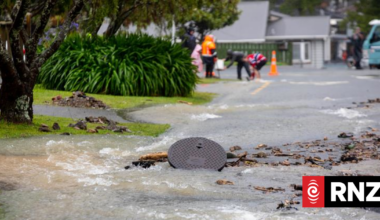 Watermain breakage leaves Lower Hutt streets flooded