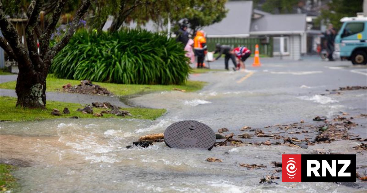 Watermain breakage leaves Lower Hutt streets flooded