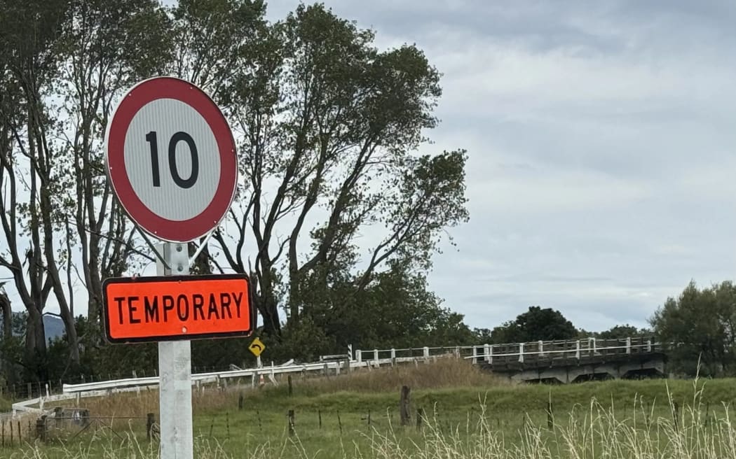 An engineer's assessment has resulted in Lower Valley Bridge's speed limited being reduced to 10kph.