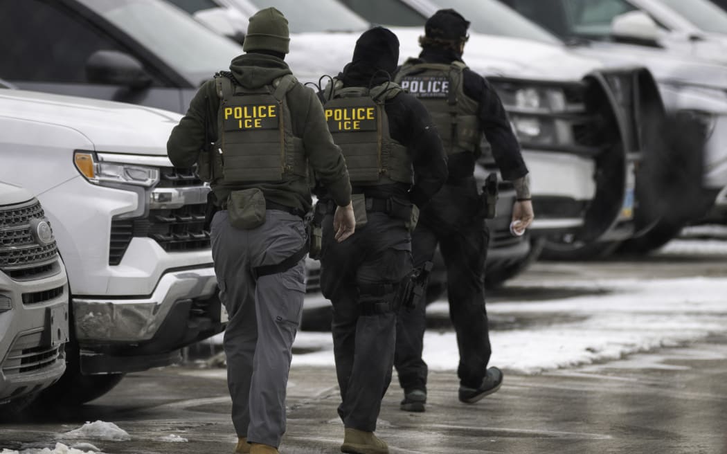 MINNEAPOLIS, MINNESOTA - FEBRUARY 04: ICE agents depart the Bishop Henry Whipple Federal Building on February 4, 2026 in Minneapolis, Minnesota. White House Border Czar Tom Homan announced Wednesday that 700 immigration enforcement personnel would be withdrawn from Minnesota, following weeks of operations and the fatal shooting of two protesters. Homan said the withdrawal would take effect immediately.   John Moore/Getty Images/AFP (Photo by JOHN MOORE / GETTY IMAGES NORTH AMERICA / Getty Images via AFP)