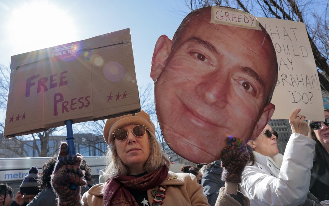 WASHINGTON, DC - FEBRUARY 05: Local D.C. residents who read the Washington Post join members of the guild to protest during a rally outside the Washington Post office building on February 05, 2026 in Washington, DC. The Washington Post, owned by billionaire Amazon founder Jeff Bezos, announced major job cuts on February 4, laying off more than 300 journalists.   Heather Diehl/Getty Images/AFP (Photo by Heather Diehl / GETTY IMAGES NORTH AMERICA / Getty Images via AFP)