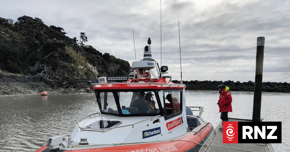One dead after boat capsizes off Thames coast