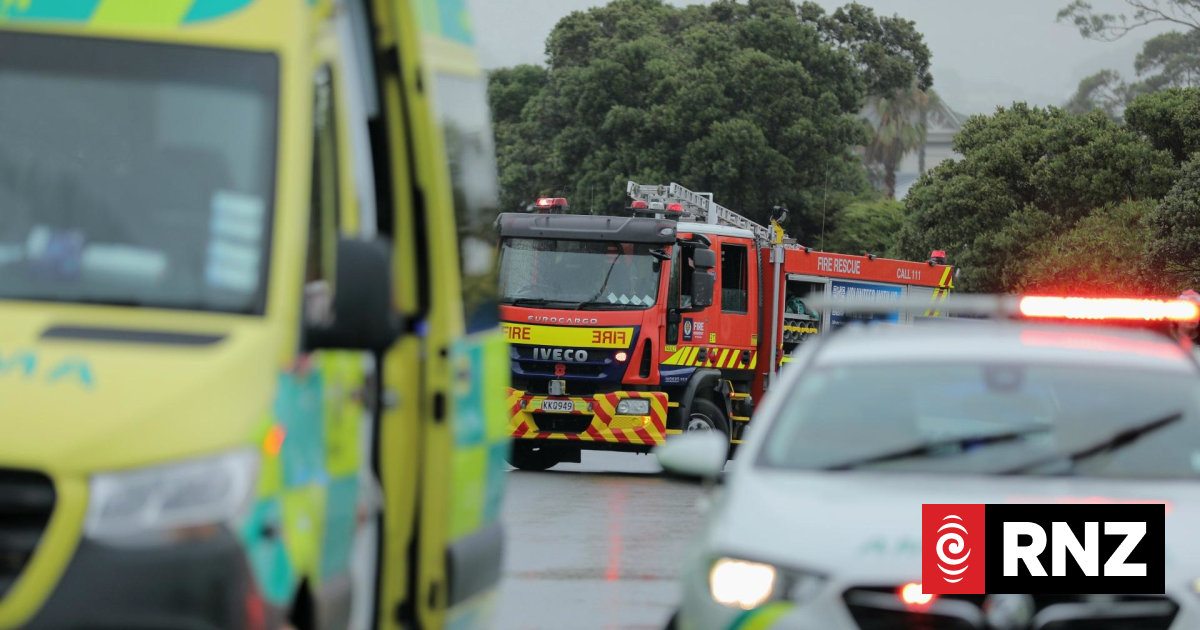 Seven people injured in two-car crash in north Auckland