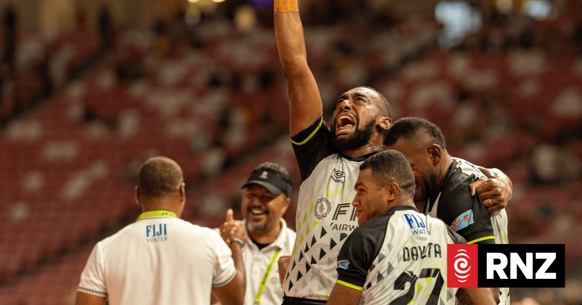 Fiji defends Singapore 7s title with comeback win over France