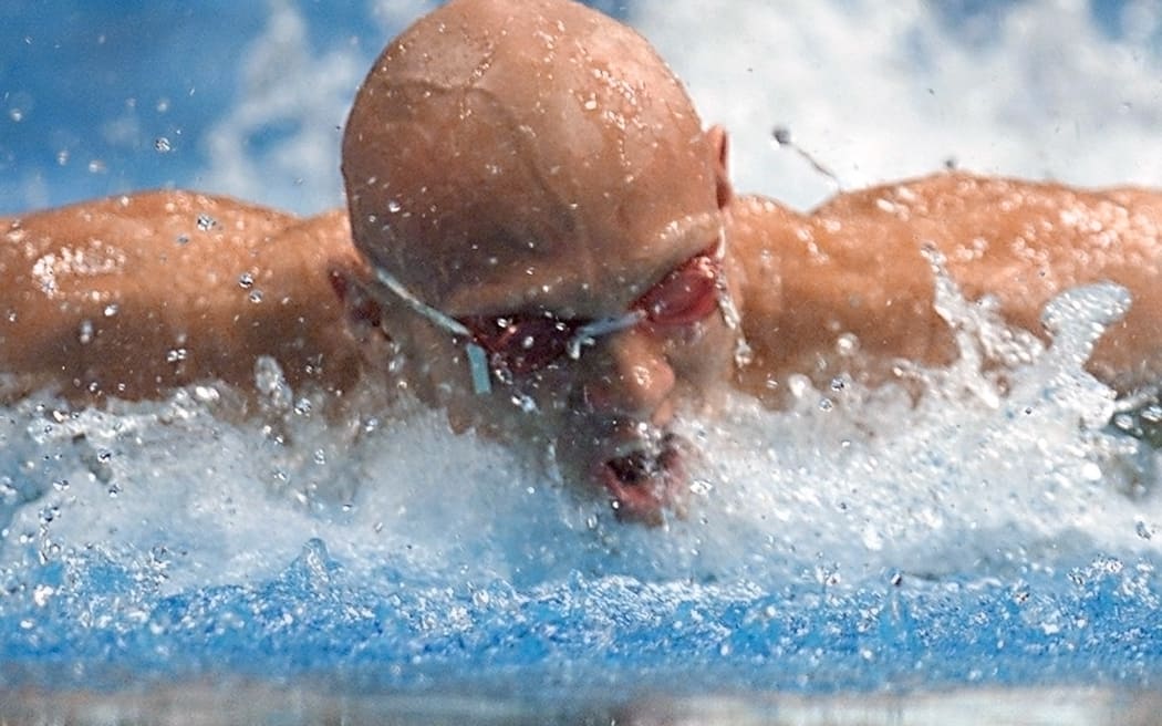 Australian Michael Klim powers through his men's 100m butterfly heat 21 September 2000 at Sydney International Aquatic center during the Sydney 2000 Olympic Games. Australian Swimming star qualified for the semi finals in 52.73.  AFP PHOTO TIMOTHY A. CLARY (Photo by TIMOTHY A. CLARY / AFP)