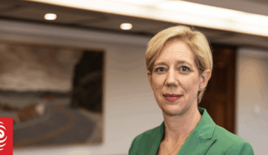 Reserve Bank governor warns businesses against passing on higher costs