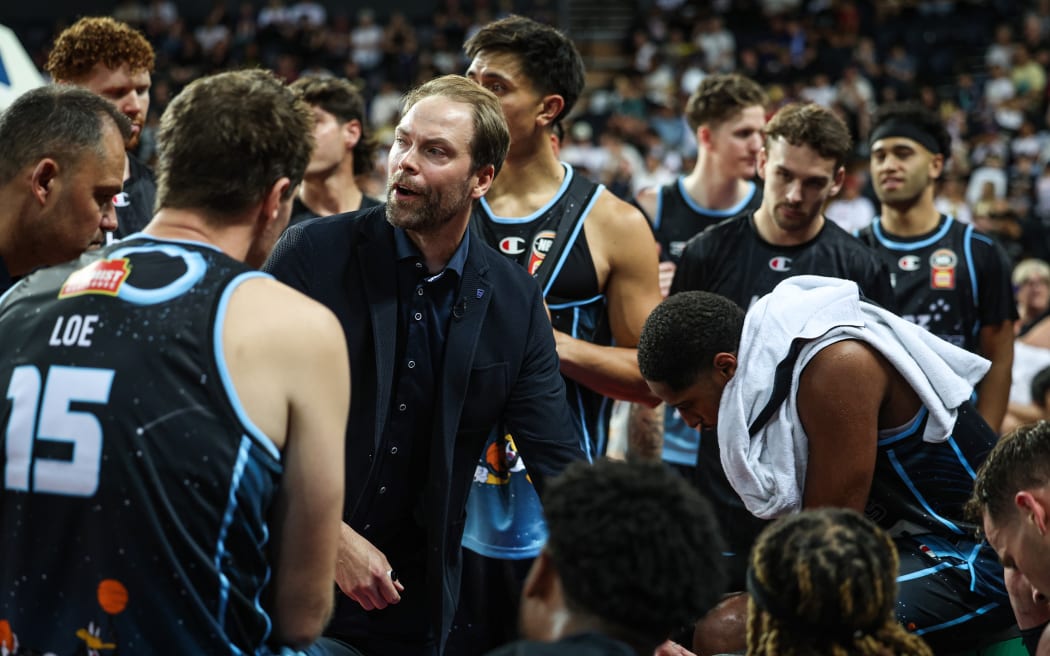 Breakers coach Petteri Koponen in the huddle.