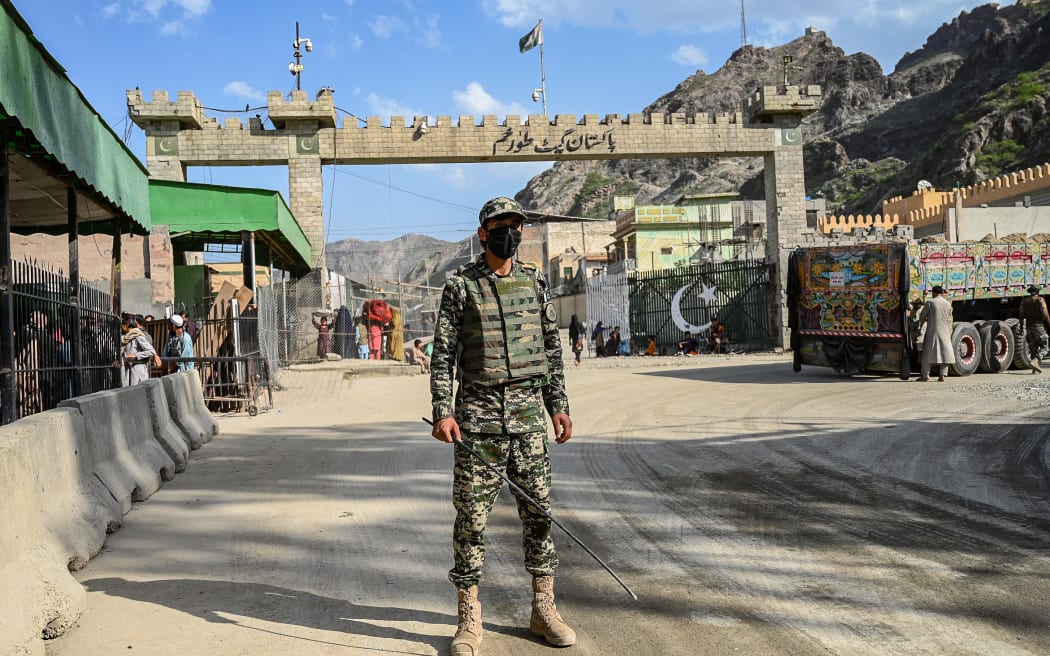 A Pakistani border security personnel stands guard near the zero point at the Torkham International Border Crossing between Afghanistan and Pakistan, in Nangarhar province, on April 20, 2025. Pakistan has launched a strict campaign to evict by the end of the month more than 800,000 Afghans who have had their residence permits cancelled, including some who were born in Pakistan or lived there for decades. (Photo by Wakil KOHSAR / AFP)