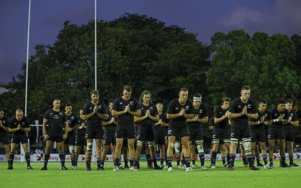 NZ U85kg side pays respects to their Sri Lankan hosts.
