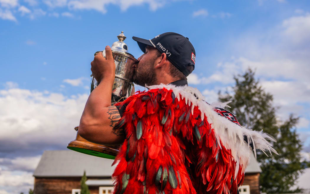 @mogieadamchik Ryan Peake wins and celebrates the NZ Open, volunteers, fans, autographs, skysport staff