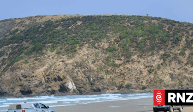 Cries of 'shame on you' as Clutha councillors vote on looking into vehicle-free zones on beaches