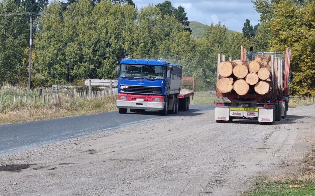 A big logging truck on Tarata Road in Taranaki.