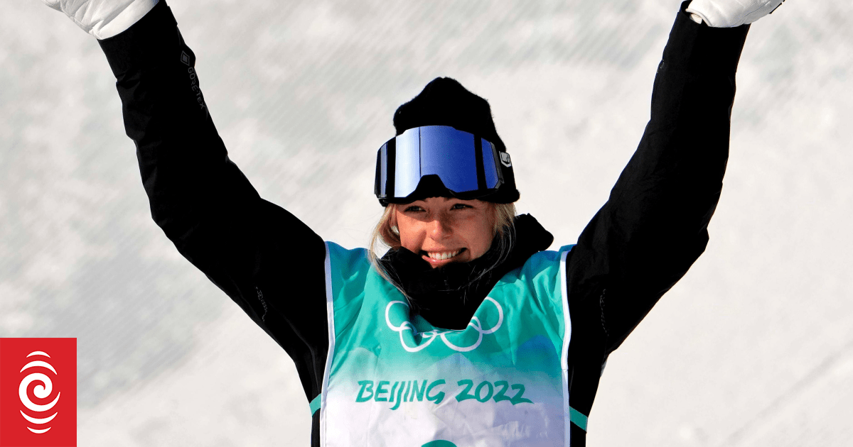 Zoi Sadowski-Synnott hits the front in Olympic Big Air qualifying