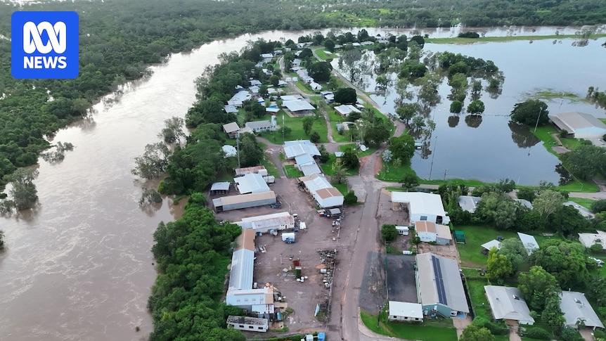 Daly River flooding expected to reach 14m peak on Monday, as minor damage to some homes reported