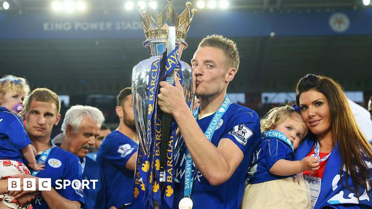 Jamie Vardy of Leicester City kisses the Premier League Trophy