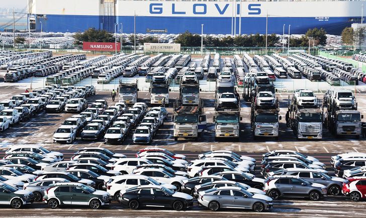 Vehicles await  export at a port in Pyeongtaek, Gyeonggi Province, Jan. 27. Yonhap  