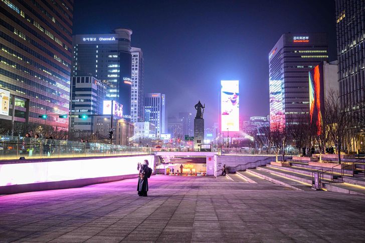 Large digital billboards display advertisements near Gwanghwamun Square of central Seoul, Feb. 5. Korea Times photo by Shim Hyun-chul 