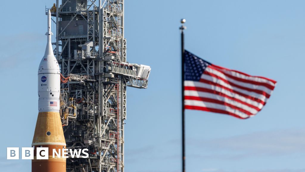 Nasa astronauts' moon mission likely to be delayed due to rocket issue - BBC