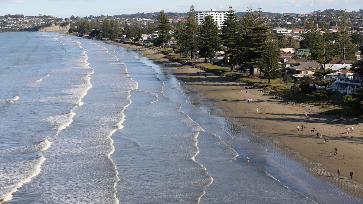 Weather: Heat alert in Whakatāne amid high North Island temperatures, light rain for South Island