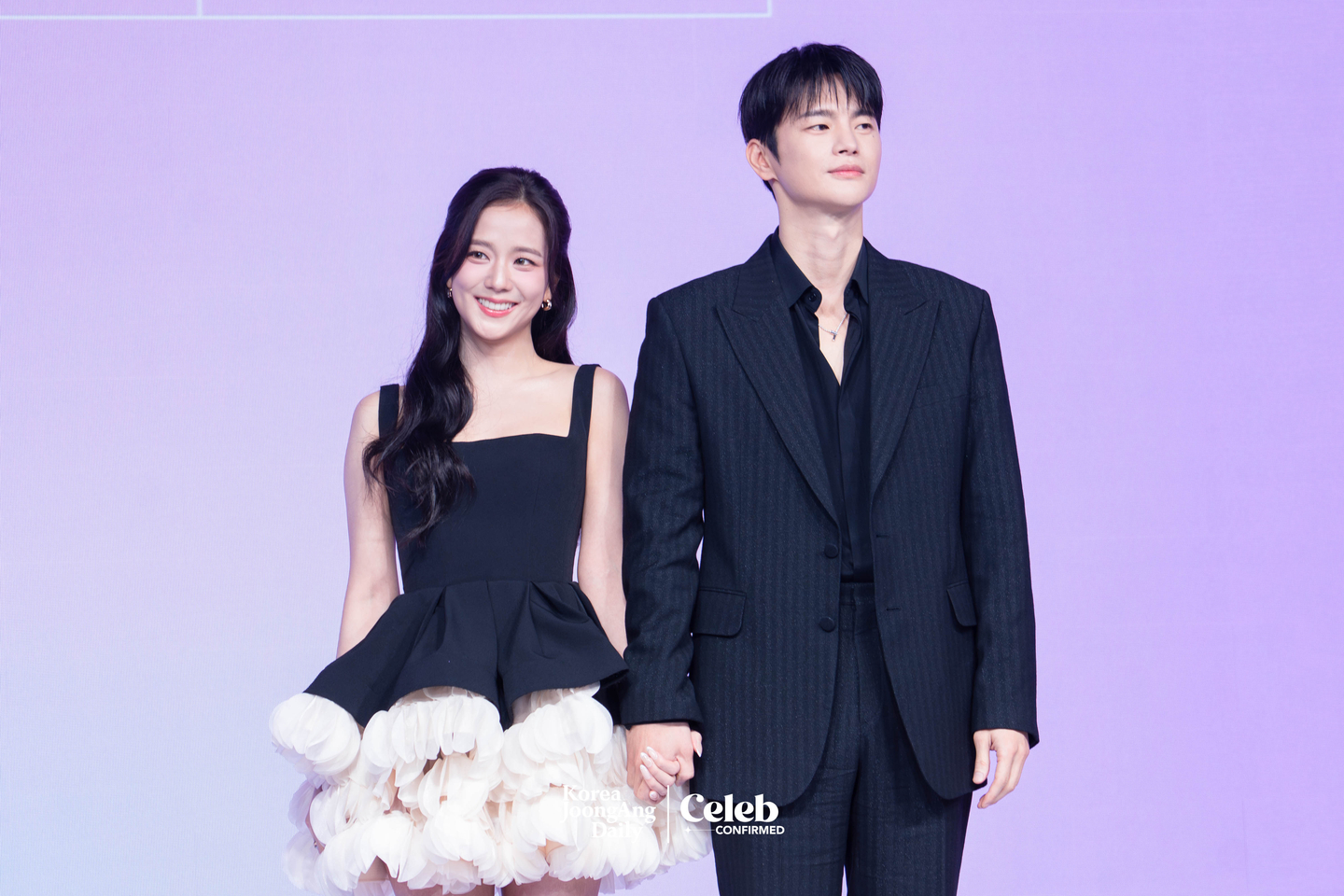 Actors Jisoo and Seo In-guk pose for a photo during a press conference for the Netflix original series “Boyfriend on Demand” at the JW Marriott Dongdaemun Square Seoul in central Seoul on Feb. 26. [DANIELA GONZALEZ PEREZ]