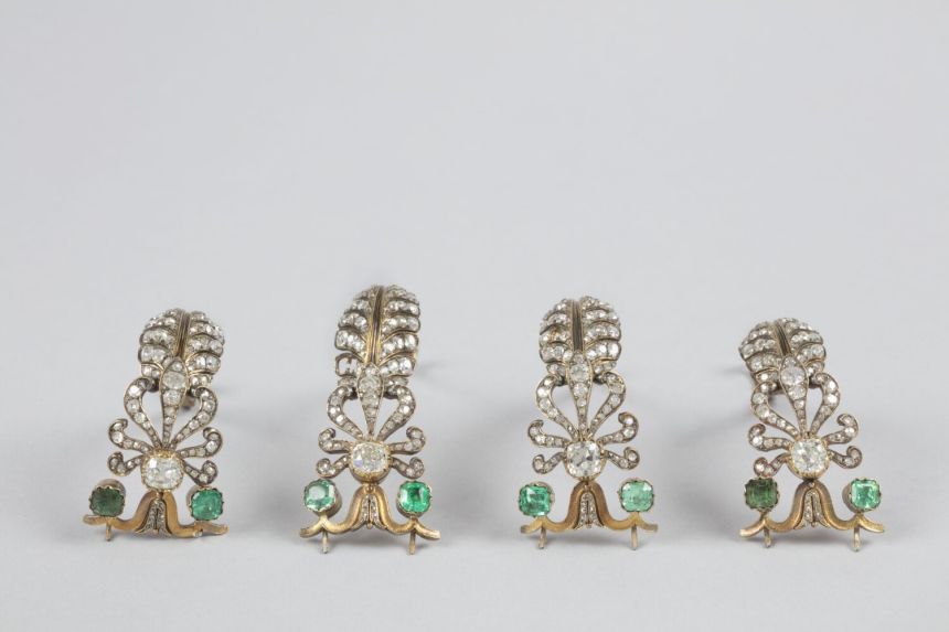 Four palmettes (originally attached by two points at the base and one at the top) have become detached from Empress Eugénie's crown.