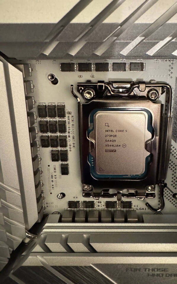 Intel "Bartlett Lake-S" Flagship Appears, Won't Boot on Consumer Motherboards