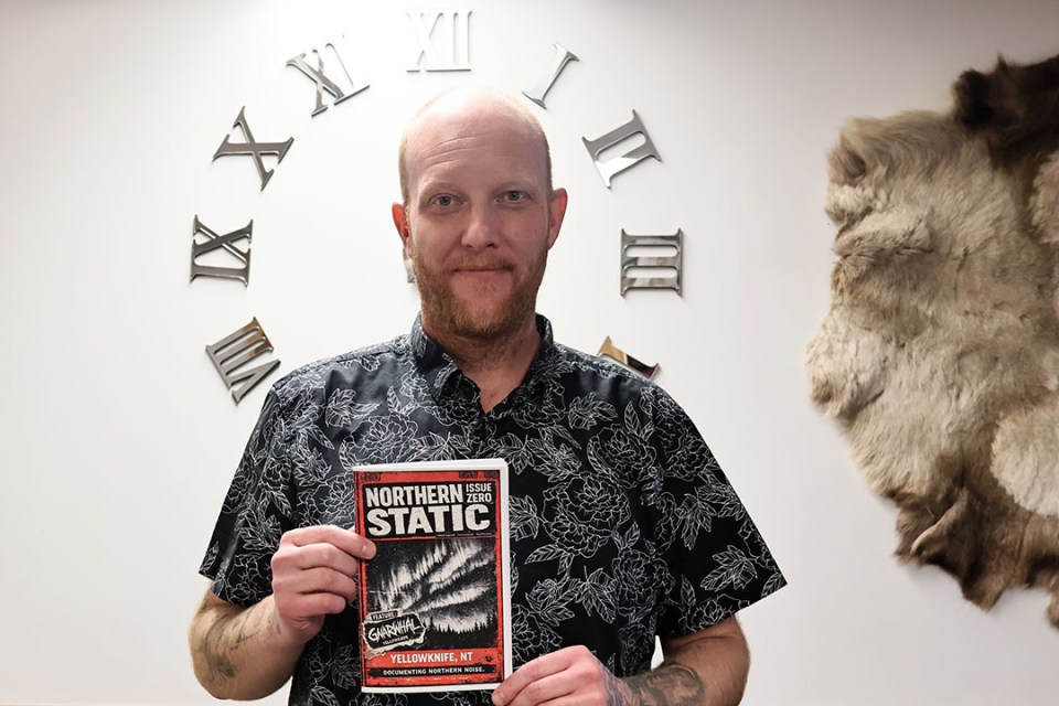 Man holds a magazine