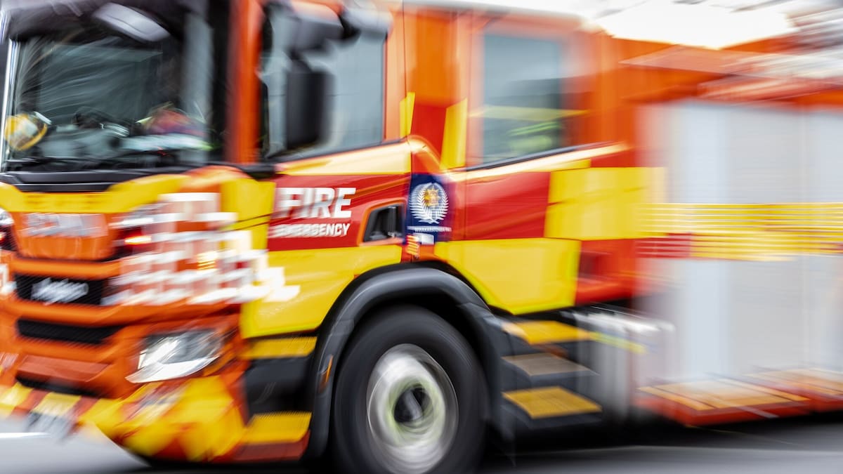 Central Otago grass fire threatens homes as crews battle blaze