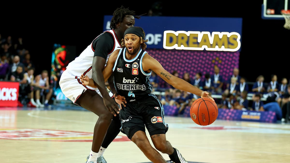 New Zealand Breakers sweep Illawarra Hawks to keep playoff hopes alive