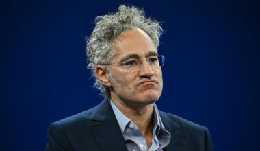 Palantir continues to dive as retail favorites, momentum stocks get hit