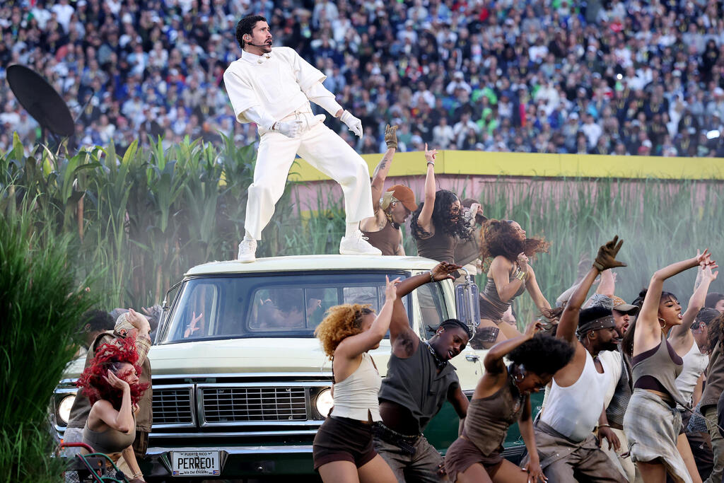 A light, sporty outfit (Photo: Kevin C. Cox/Getty Images) באד באני בהופעה בסופרבול, 2026