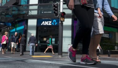 Business confidence dips on interest rate fears but remains elevated