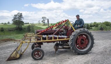 Farmall FC tractor find: Putāruru collector’s unusual loader‑grader combo