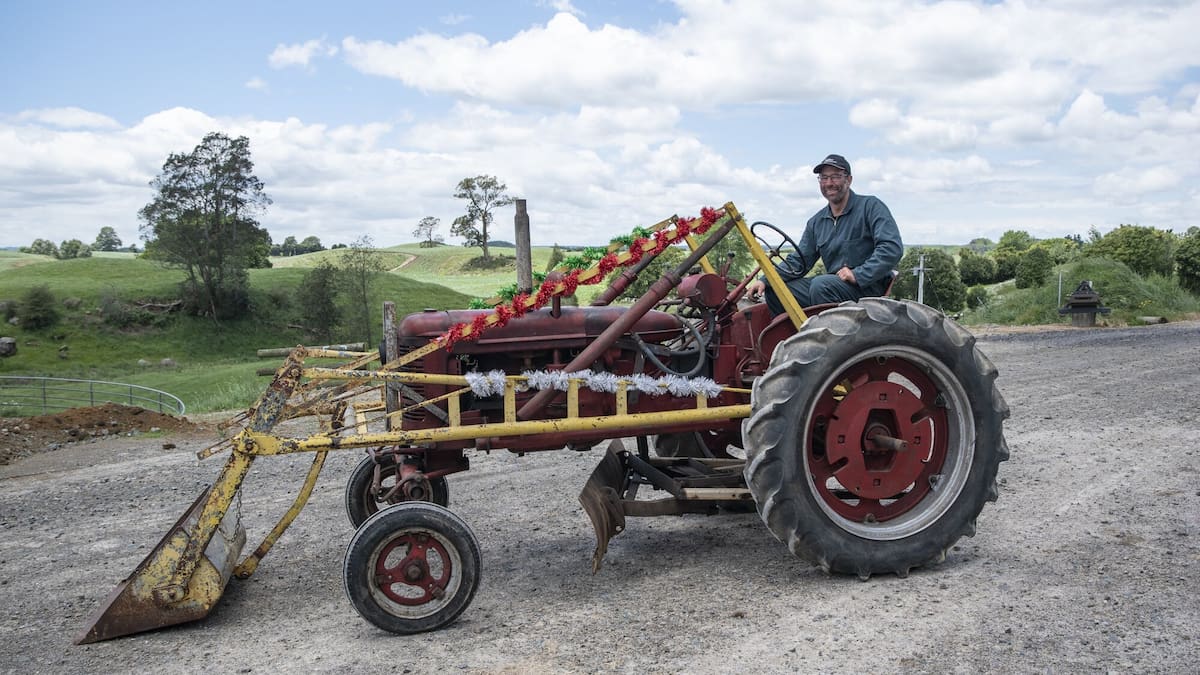 Farmall FC tractor find: Putāruru collector’s unusual loader‑grader combo