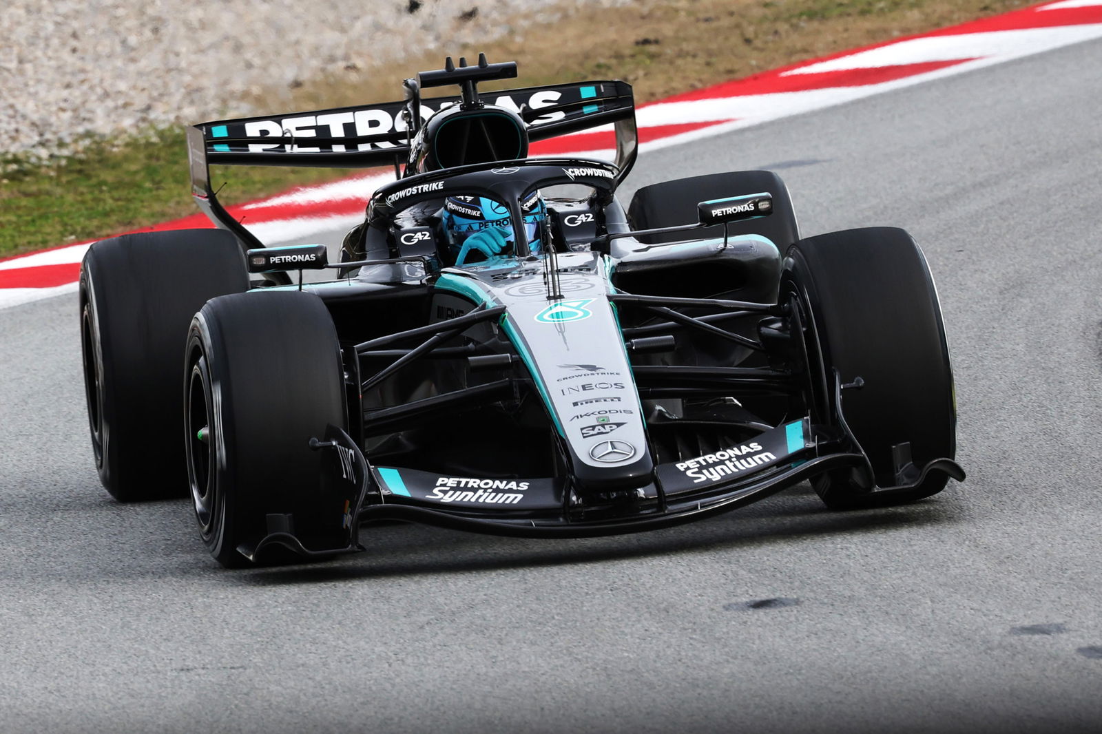 Mercedes delivers warning over early F1 testing form