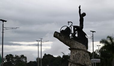 A 2002 cold case has engulfed a Colombian cycling star after hitmen accuse him of masterminding it