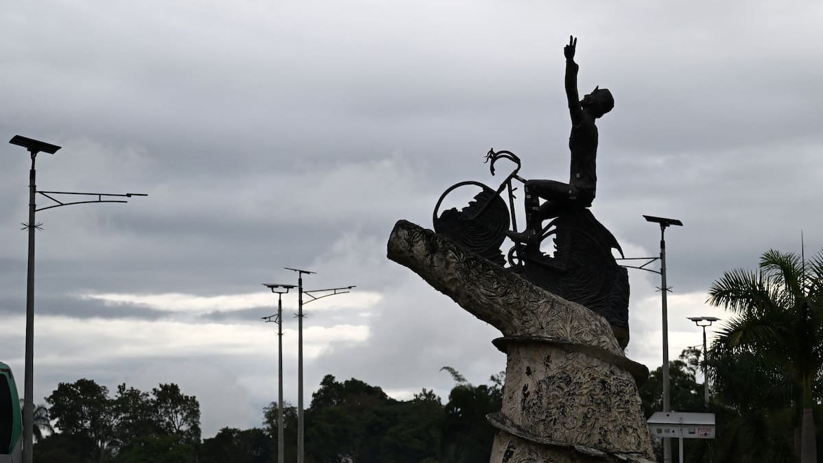 A 2002 cold case has engulfed a Colombian cycling star after hitmen accuse him of masterminding it