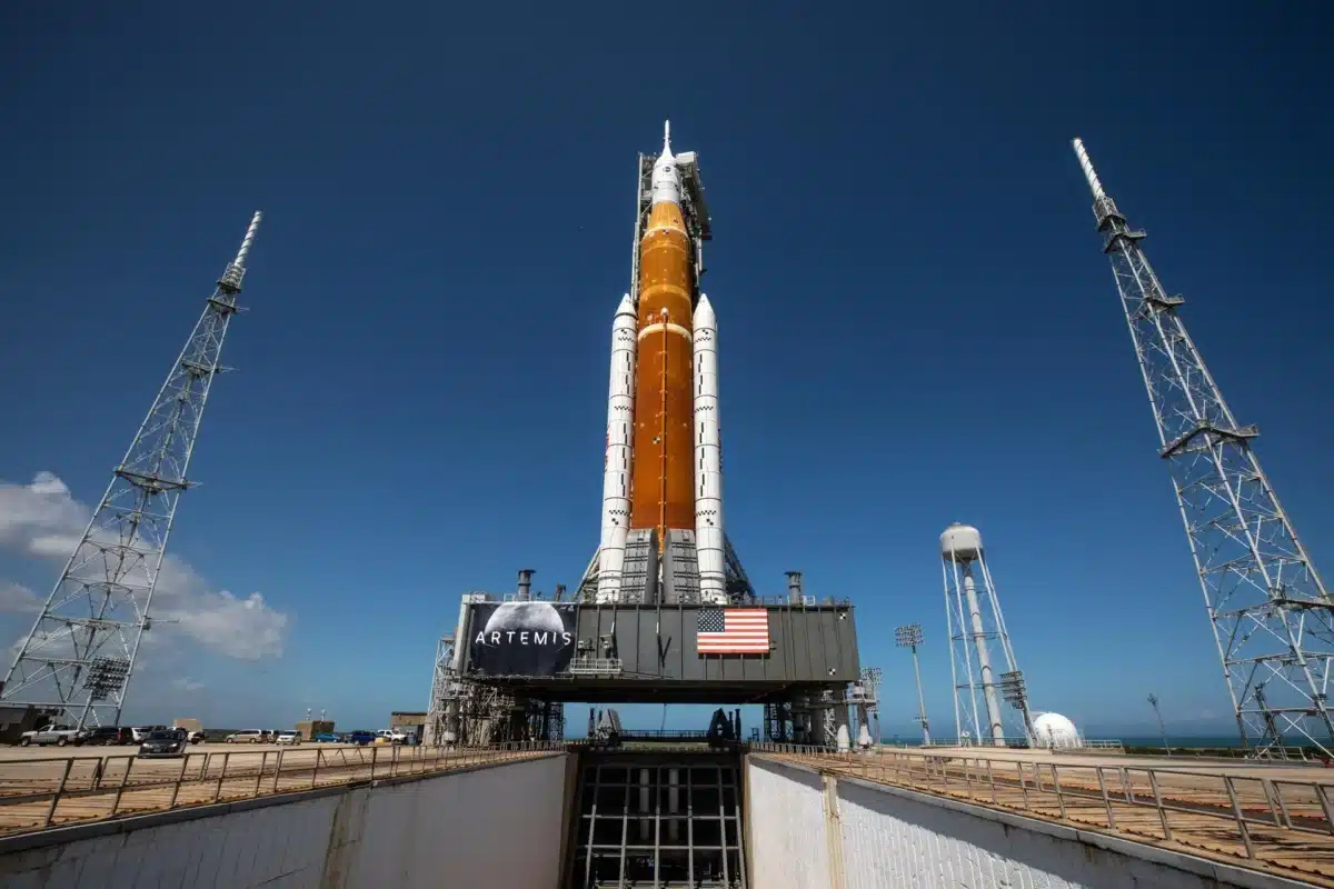 Nasa’s Sls Rocket And Orion Spacecraft Atop The Mobile Launcher At Launch Pad 39b