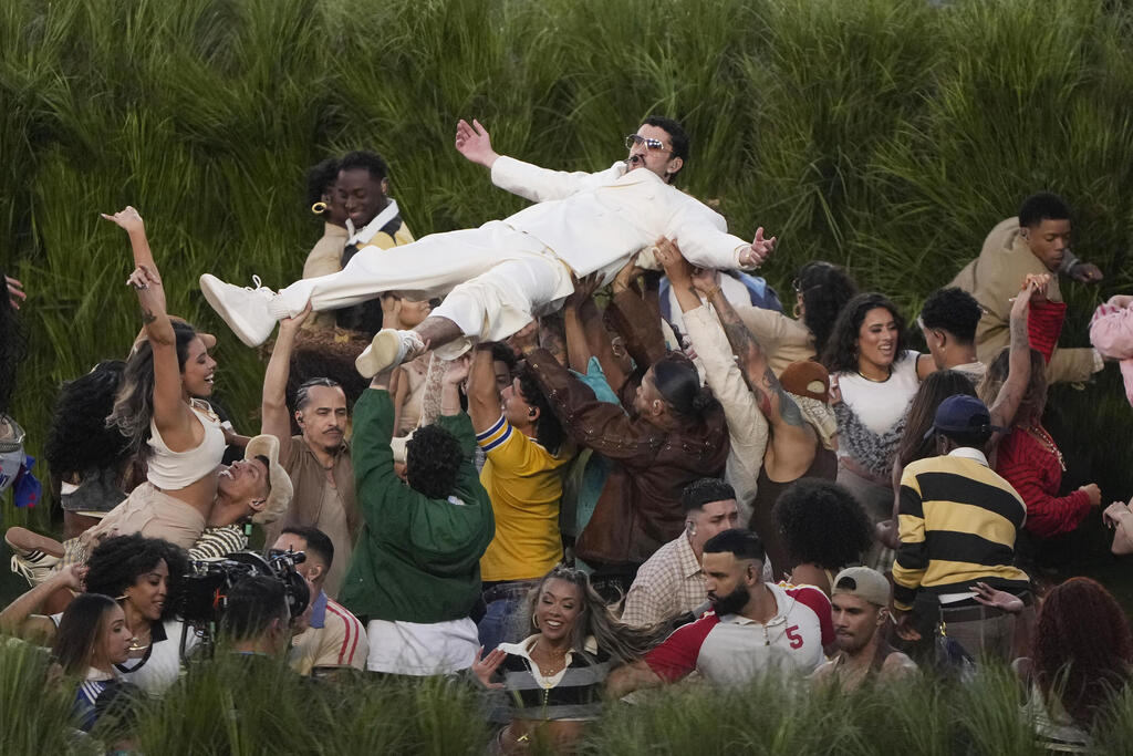 The choice of Zara aims to frame Bad Bunny as a man of the people, an everyman — just like you and me (Photo: Thearon W. Henderson/Getty Images) באד באני בהופעה בסופרבול, 2026