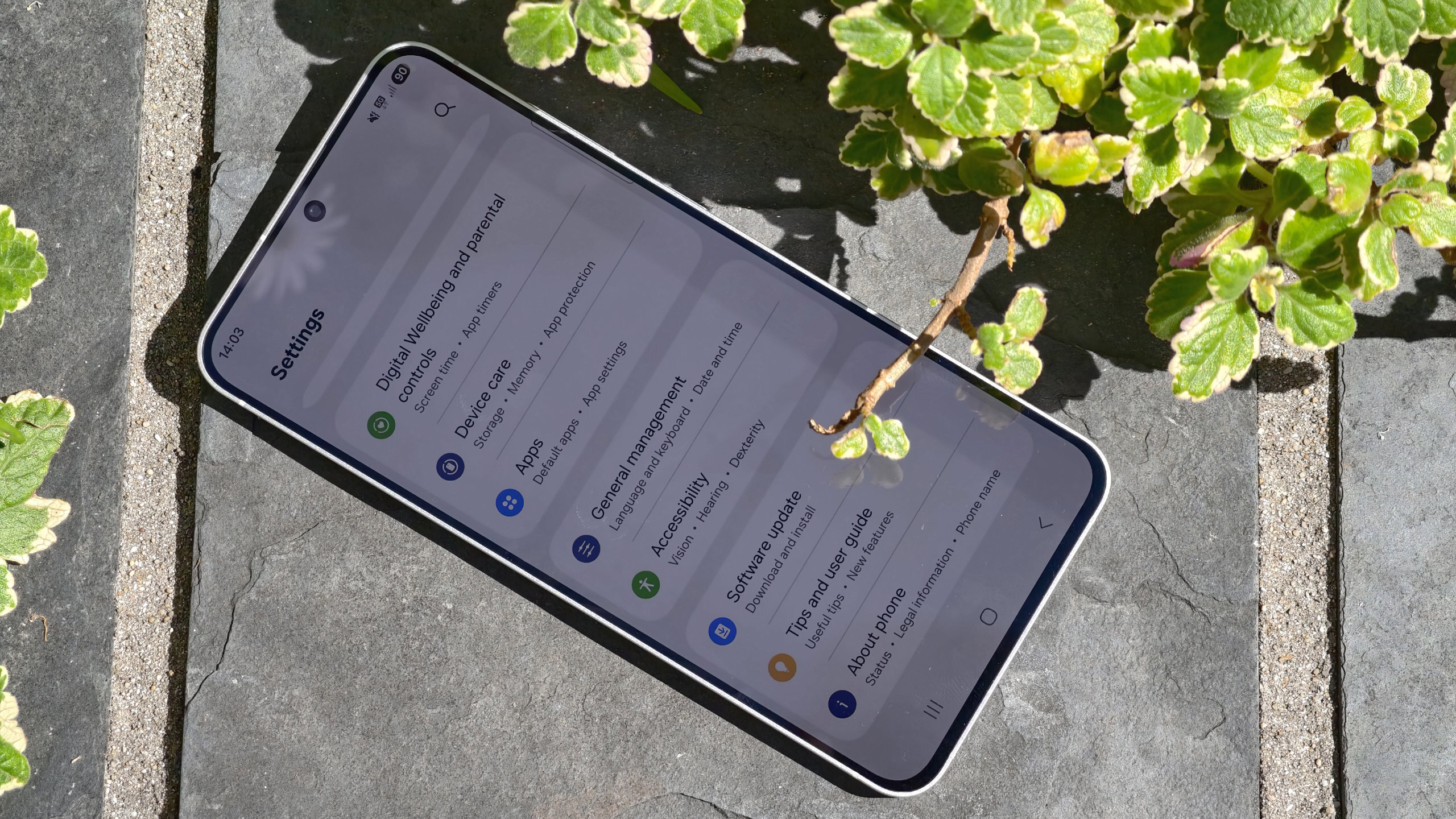 Samsung Galaxy S25 FE showing screen Samsung Galaxy S25 FE showing screen