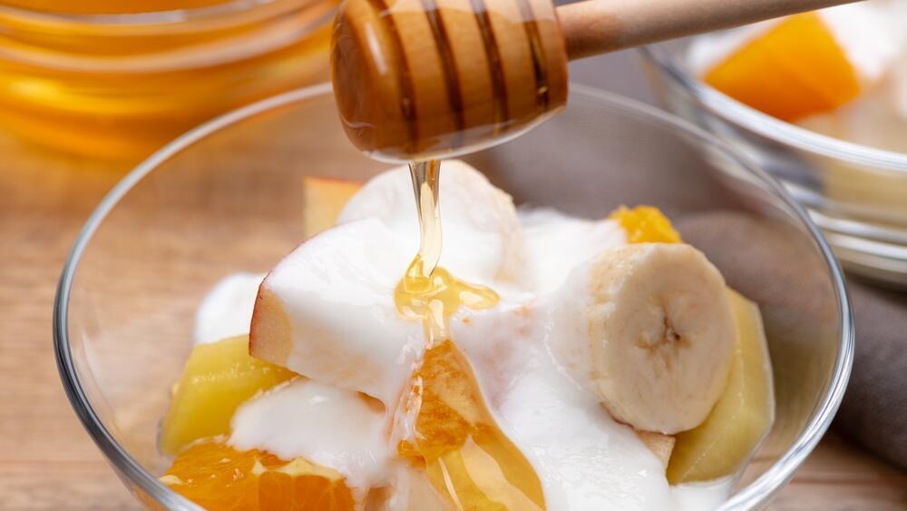 Yogurt and fruit (Photo: Shutterstock) יוגורט עם פירות