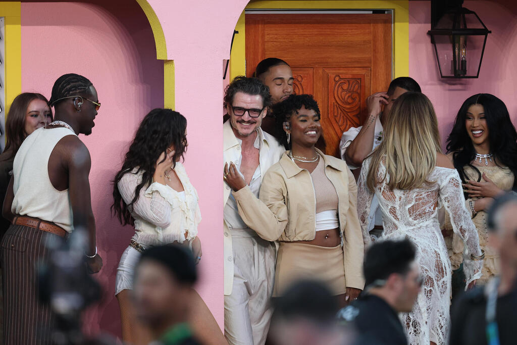 Pedro Pascal and Cardi B at Bad Bunny’s Super Bowl performance (Photo: Chris Graythen/Getty Images) פדרו פסקל בהופעה של באד באני בסופרבול, 2026
