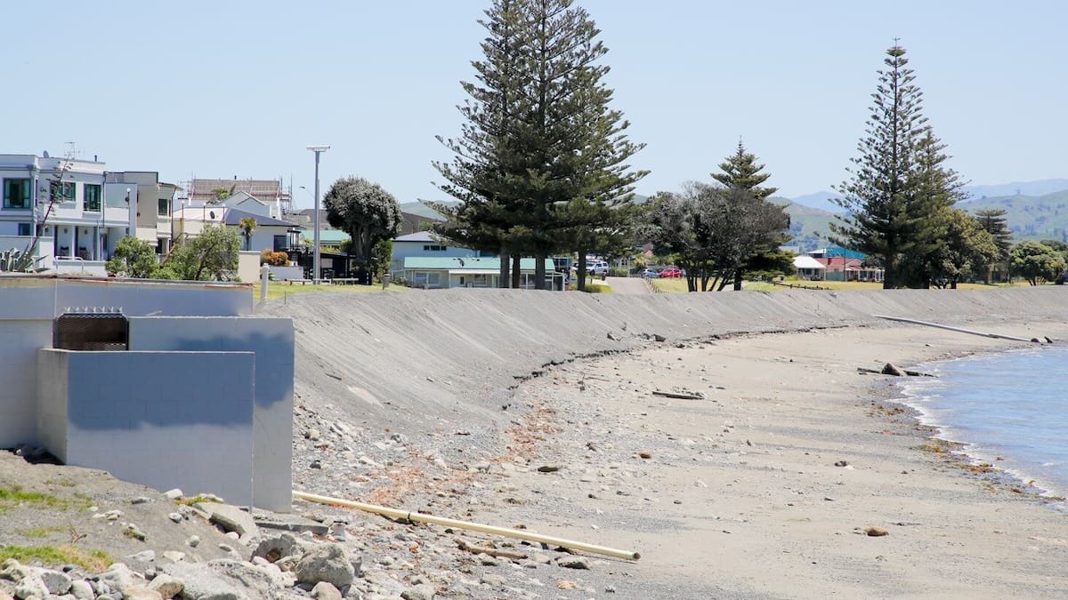 Police hunt offenders after commercial robbery in Westshore, Napier