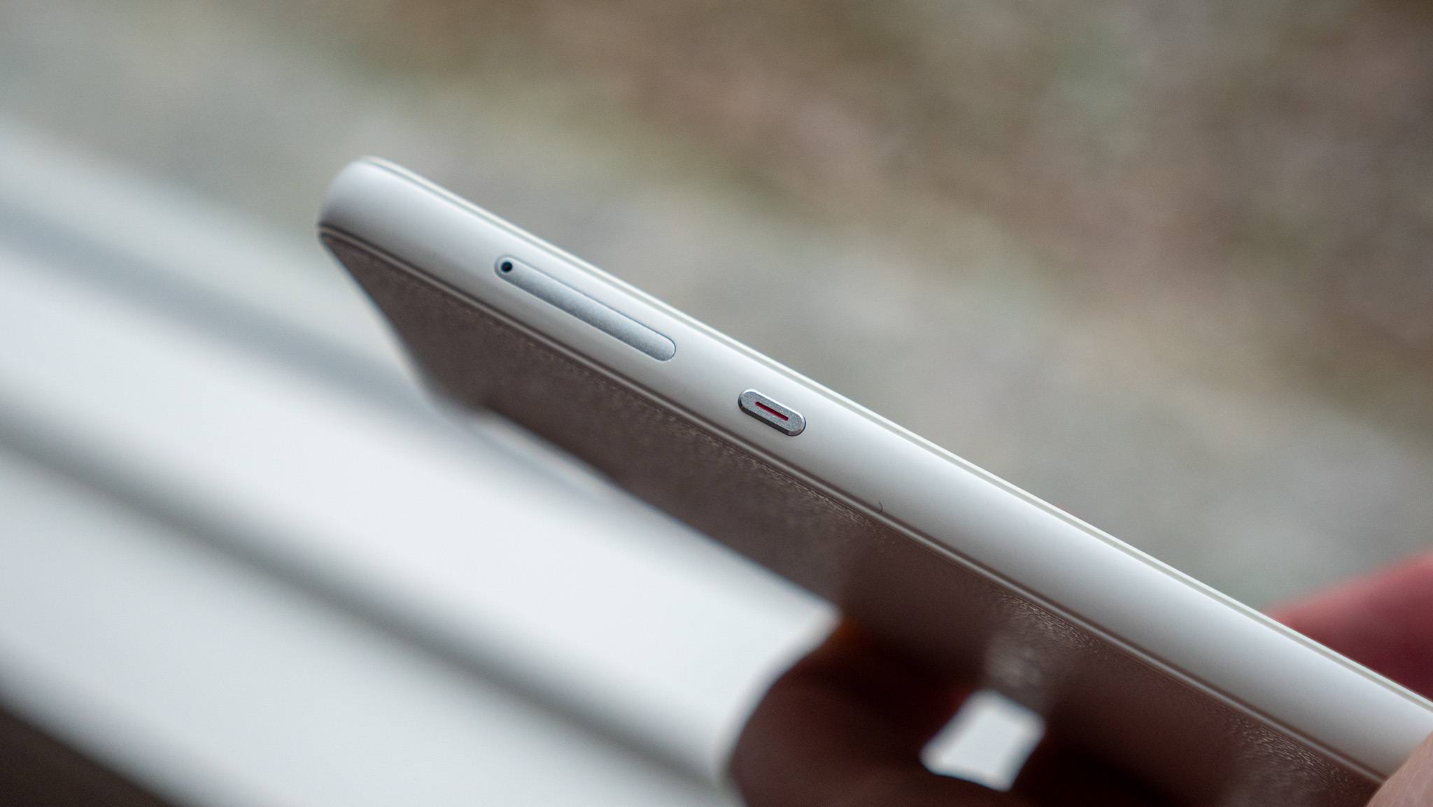 The SIM card tray and customizable button on the left side of the Bigme HiBreak S Color