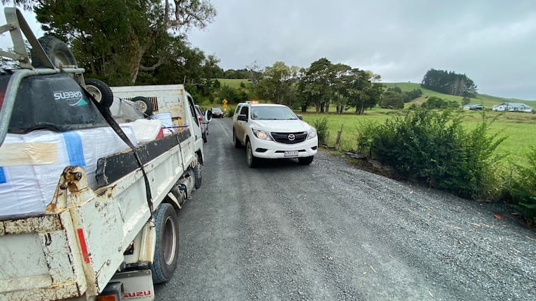 A pilot vehicle leads a convoy around 20 southbound vehicles out of weather-affected Whangaruru coast along Kaiikanui Rd in Whangārei district. (Source: LDR / Susan Botting)