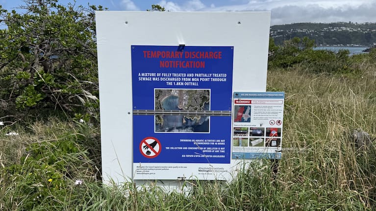 A wastewater leak notice at Moa Point.