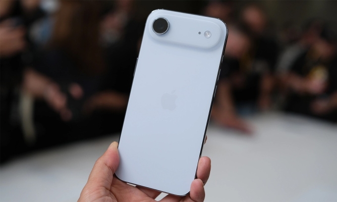 Apple’s thinnest iPhone sees sales triple after multiple price drops