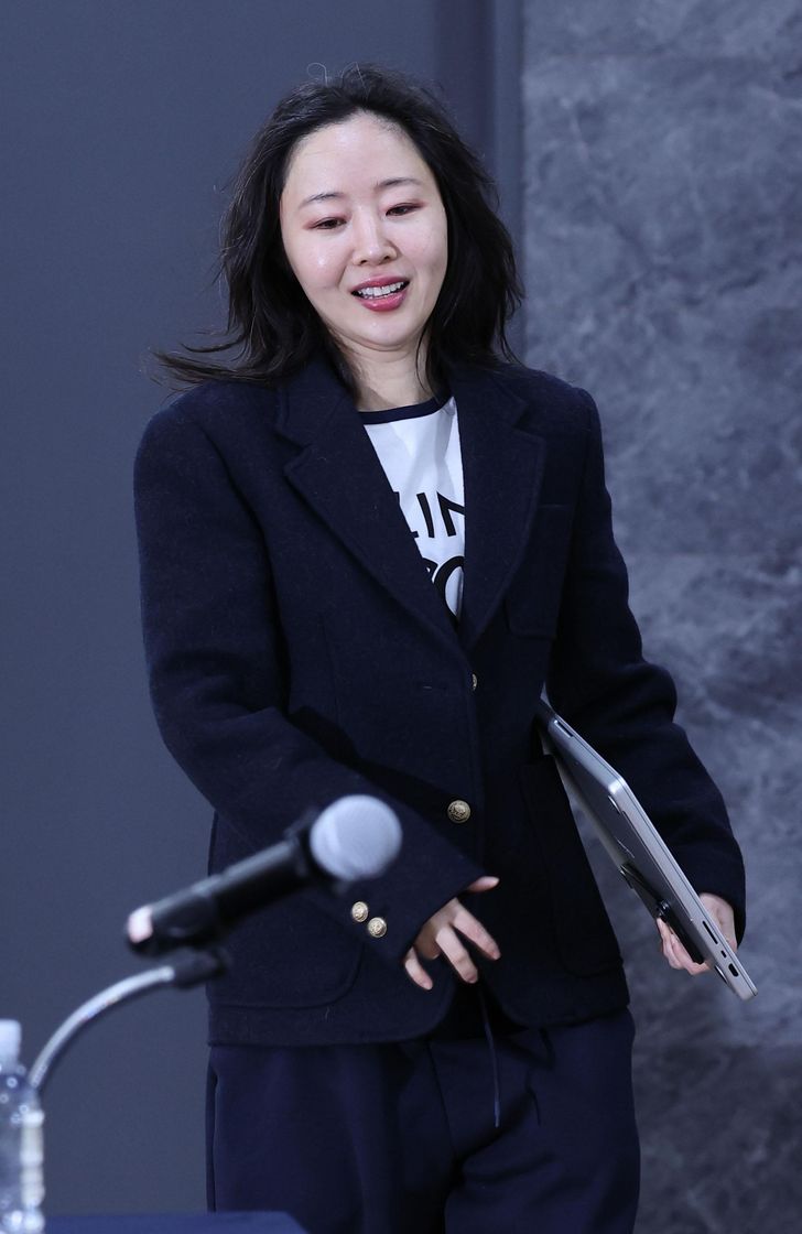 Min Hee-jin, CEO of Ooak Records, enters a press conference in Seoul’s Jongno District, Wednesday, calling for an end to ongoing legal disputes with Ador's parent company, HYBE Labels, and proposing to forgo a court-awarded 25.5 billion won payout if all related civil and criminal litigation is halted. Yonhap