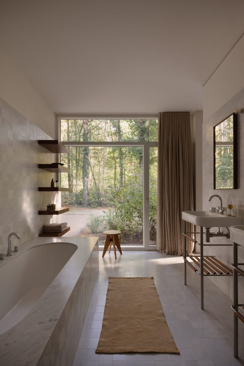 Bathroom in Bungalow Sint-Martens-Latem by Decancq Vercruysse
